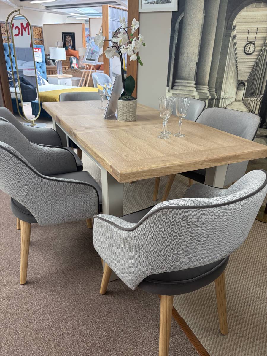 Dunmore Dining Table with Chairs